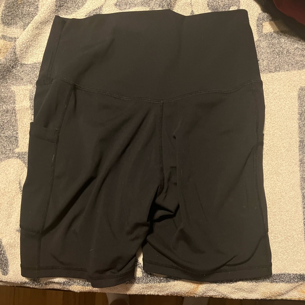 Biker shorts with pockets on each side